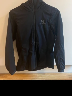 Arc’teryx jacka (atom) - Skitsnygga och trendiga Arc’teryx jackan i xxs (passar xs)💗 endast använd 1 gång så inga defekter😘 pris kan diskuteras!! Säljer då jag har 2❤️