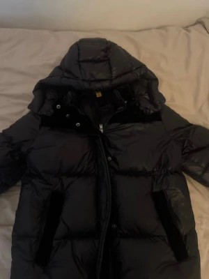 Ralph lauren puffer jacka - Ralph Lauren blå/svart pufferjacka i XL för teens. (Blir ungefär XS-S i dam storlek.) Superbra skick, knappt använd. Säljes då den inte längre används.(kan diskutera pris!)