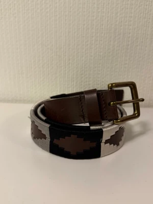 Pampeano liknande bälte - Bälte från nordfors store som är pampeano efterliknande. Avkortat ca 5cm för bäst passform samt 2 extra hål gjorda för bäst passform! Hör av dig vid intresse 🤝längd:106cm
