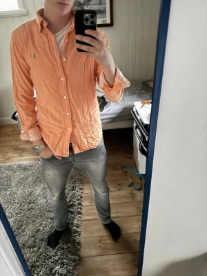 Ralph Lauren Skjorta - Snygg corall färgad Ralph Lauren skjorta | Kanon skick | Modellen på bilden är 182 och väger 70 kg | P079