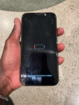 Svart iPhone 11 med dubbla kameror - Säljer en svart iPhone 11 med stilren glasbaksida och rundade kanter. Telefonen har två bakre kameror och en stor skärm på framsidan. Klassisk Apple-design med loggan på baksidan. Perfekt för dig som gillar snygg och enkel mobil. Skriv gärna ifall du har några frågor. Pris kan diskuteras också!