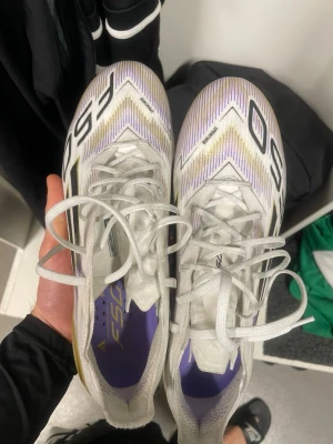 Adidas vita sprintspikes - Säljer mina adidas f50 i storlek 41.1/3. Har kört med skorna 4 träningar och de är i väldigt bra skick. 