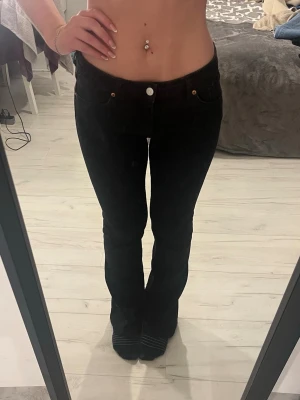 Svarta bootcut jeans - Säljer nu mina svarta bootcut jeans från Monki! De är i storlek 27 och passar därför någon som har 36-38 i storlek. Perfekt längd för mig som är 164cm lång! Använt flertalet gånger men är fortfarande i fint skick!