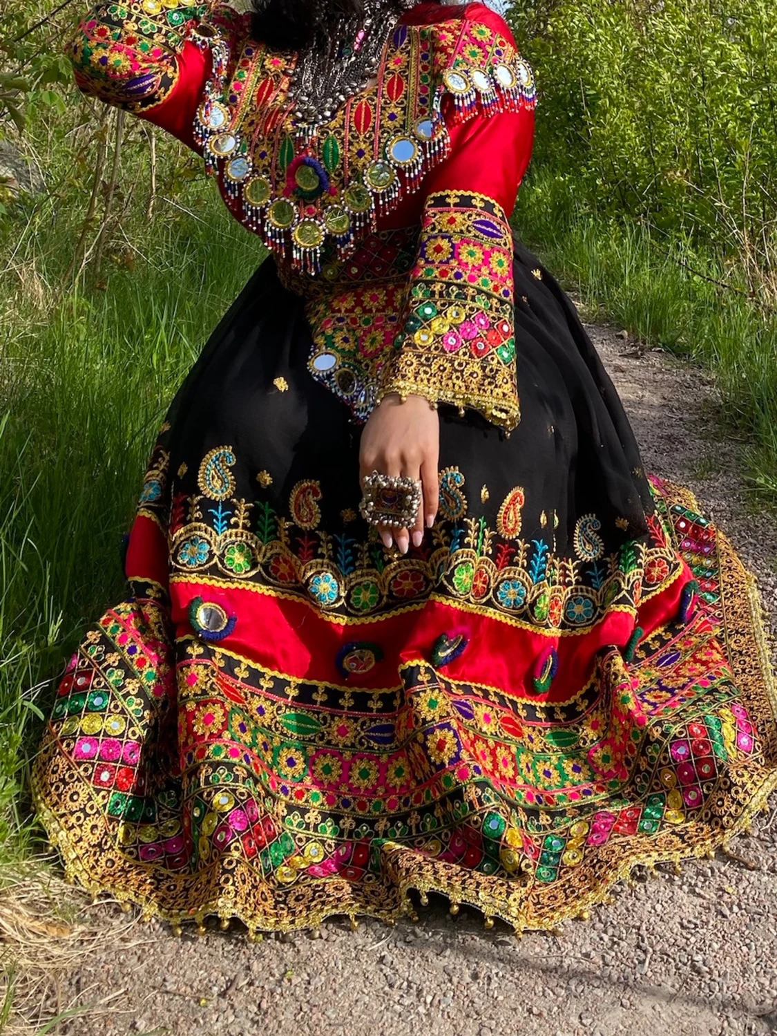 Färgstark traditionell klänning med broderi - 1