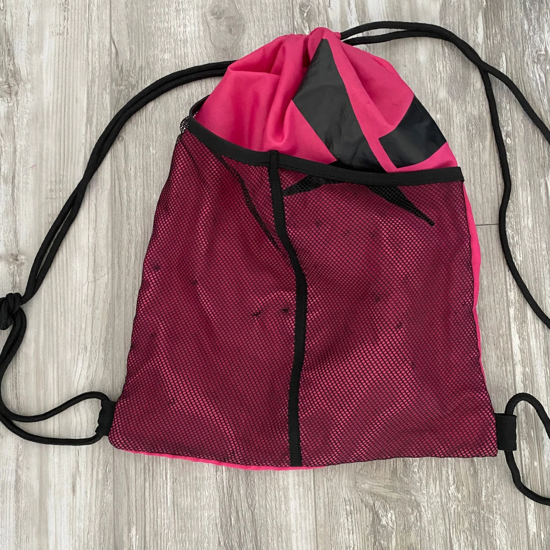 Rosa gympåse med svart meshficka - 2