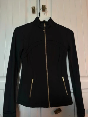 Lululemon define jacket  - Lululemon define jacket i strl 4 motsvarar en Xs-S, den är sparsamt använd och finns inga tecken på att den är nopprig eller så. Kvitto finns privat så hör av er om ni vill se💞 säljer då den ej kommer till användning men är i mycket gott skick!💞
