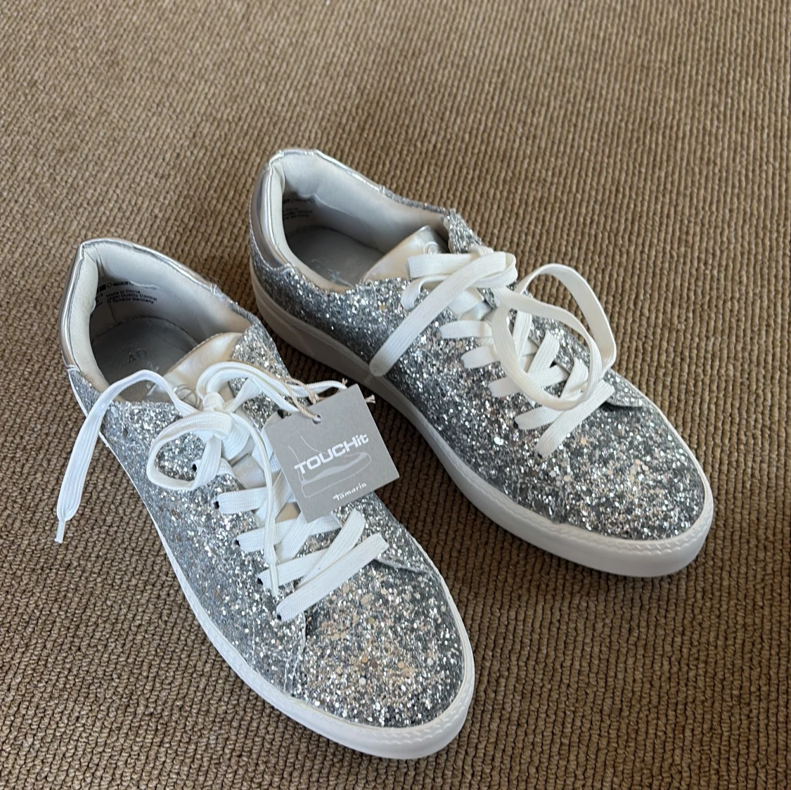 Glittriga silvriga sneakers från Touch-It/Tamaris - 1
