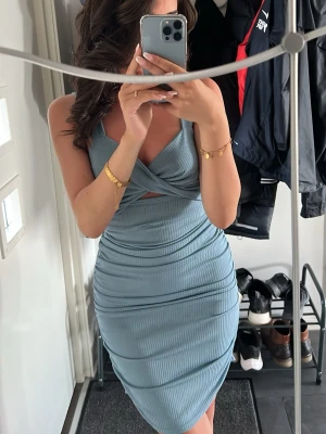 Klänning  - Säljer denna klänning, endast använd vid ett tillfälle. Hör av er vid frågor eller funderingar. 