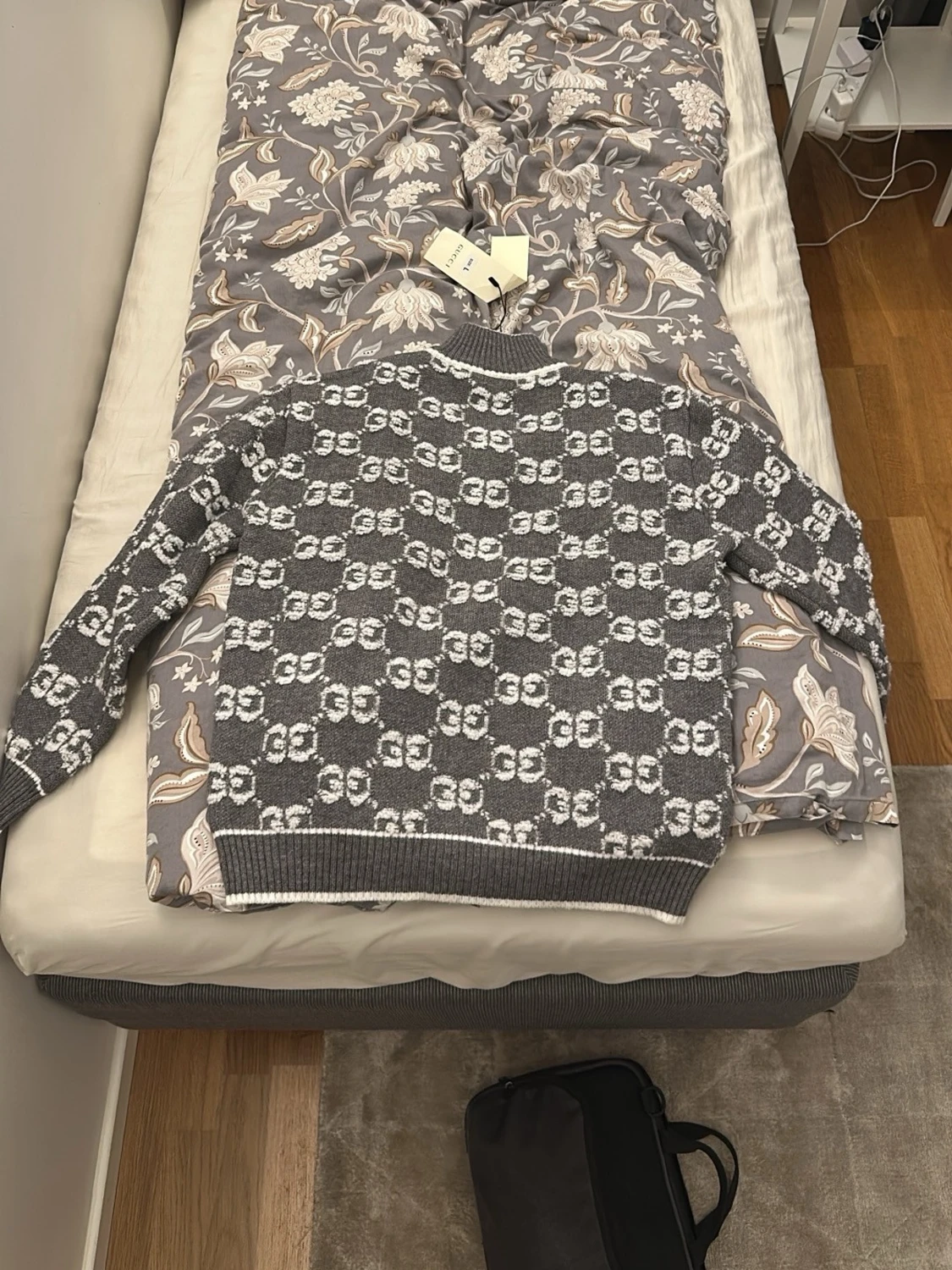 Grå mönstrad zip-kofta från Gucci - 3