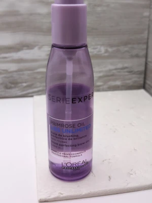 L'Oréal serie expert Primrose Oil Liss Unlimited anti Fizz blowdry oil 125ml 60% kvar - Primrose Oil Liss Unlimited Blow Dry Oil är en glansgivande hårolja med allt i ett och med pump. Oljan är leave-in och hjälper till att ge håret en slät och glansig finish. Perfekt för att skydda och vårda håret vid styling. Men passar extra bra för lockigt hår då den inte tynger ned. Innehåller macadamia olja ros olja med mera.