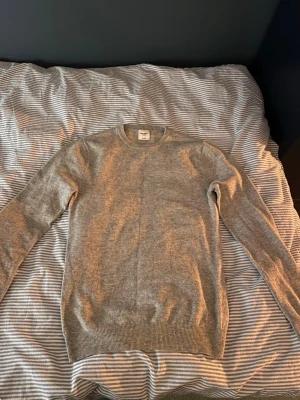 John Henric kashmir tröja strl S - Mjuk och stilren melerad grå stickad tröja från John Henric i 100% kashmir. Klassisk rund halsringning och ribbade muddar vid ärmslut och nederkant. Perfekt för dig som gillar en enkel men lyxig look. Mycket bra skick utan defekter såsom hål, fläckar osv. Nypris ~ 2000-2500 kr. Hör av er vid frågor och funderingar. 