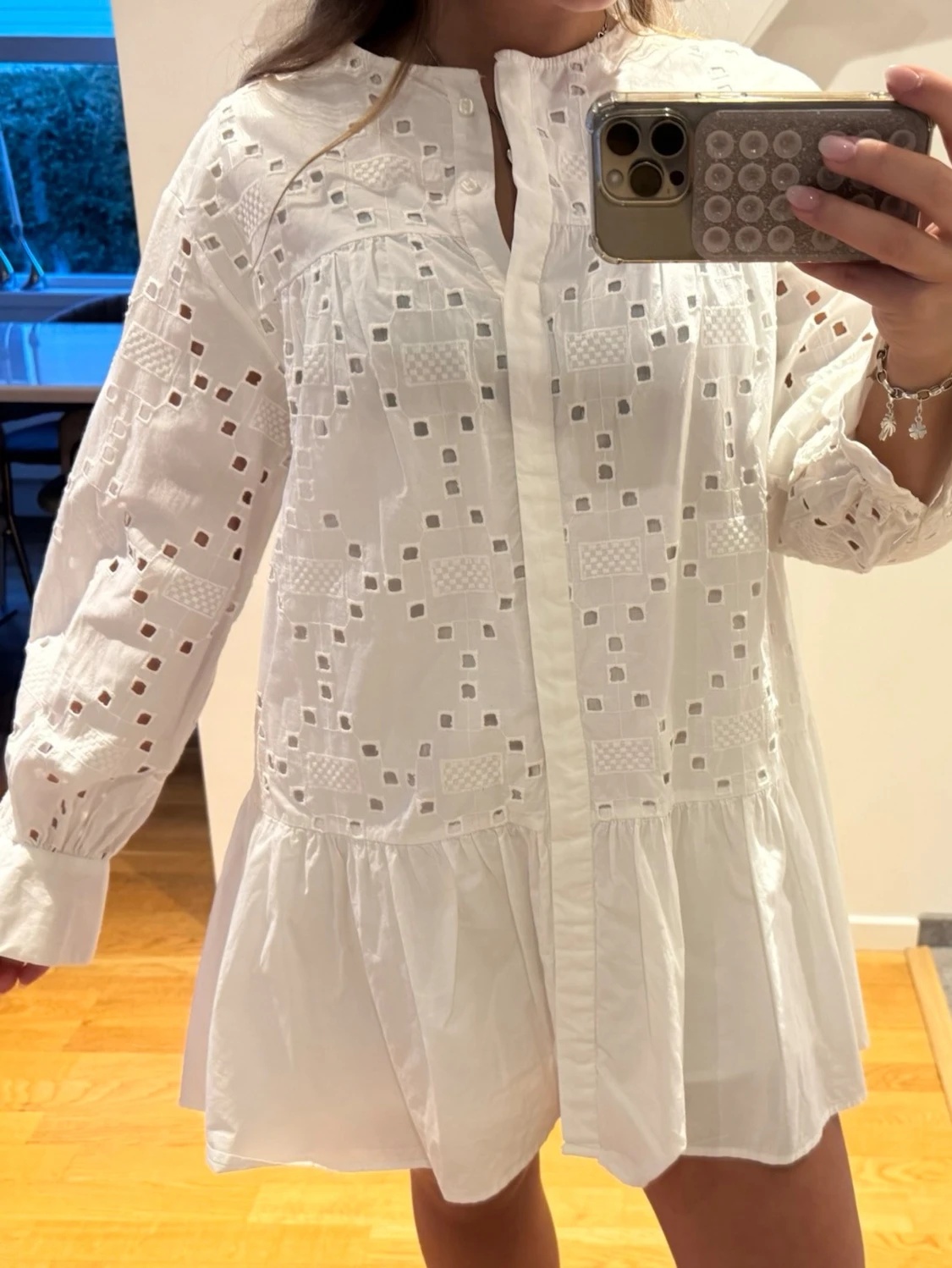 Vit kort klänning med broderi - 1