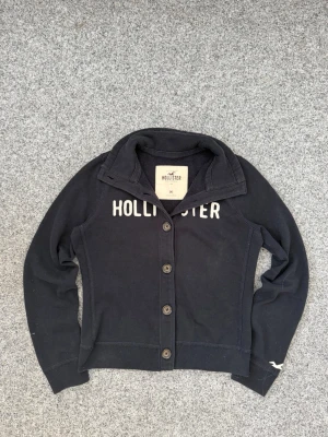 Hollister cardigan  - Hollister cardigan | Storlek: M men sitter som typ XS | vintage | skriv vid minsta lilla fråga eller fundering! 