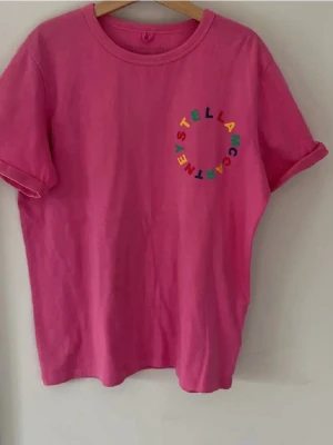 Rosa t-shirt från Stella McCartney - Säljer denna supersnygga rosa T-shirt från Stella McCartney!!