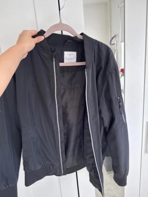 Bomberjacka - Snygg och skön bomberjacka från Lindex. Jackan bär storleken 13-14 år men passar både S och XS.