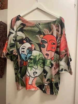 Färgglad topp med Picasso-tryck - Köpt i Malaga. Storlek M/L. Endast testad. 