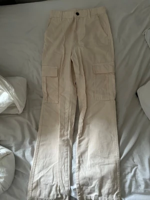 Cremebeige cargobyxor stradivarius - Använda fåtal gånger, i fint skick. 