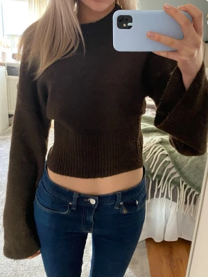 Brun croppad stickad tröja - Mysig brun croppad stickad tröja med vida ärmar och ribbad kant nedtill.💗
