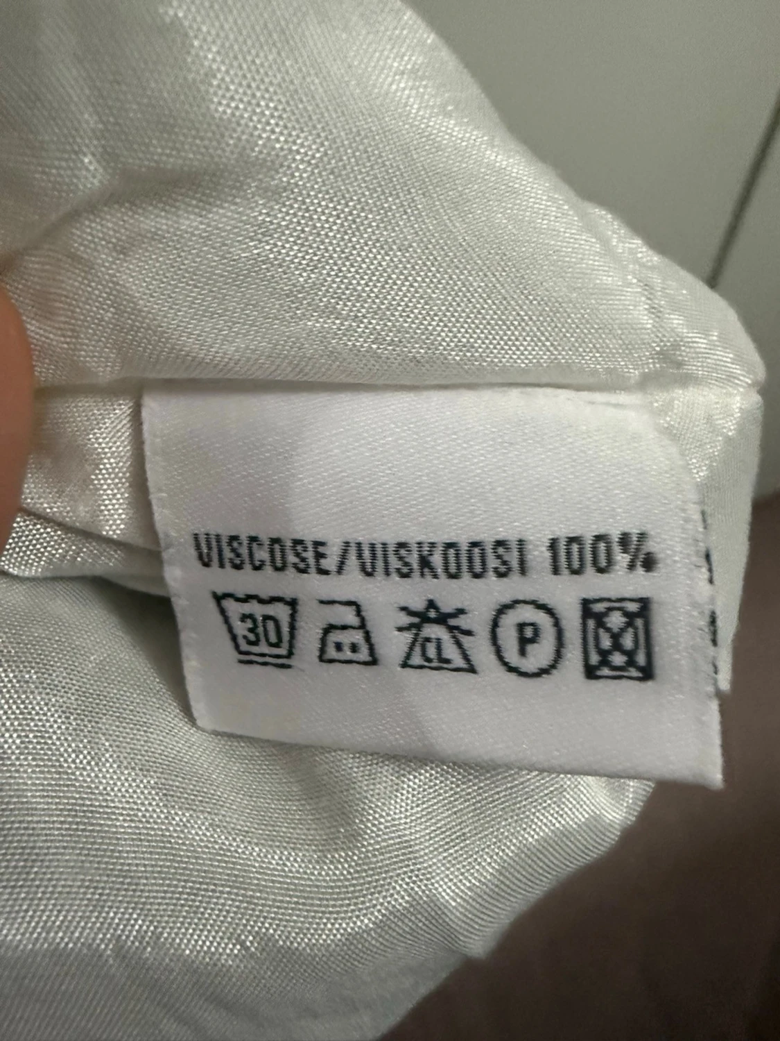 Vit och grå kortklänning med mönster från Flash - 4