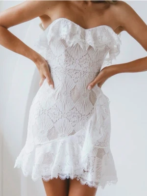 Vit student spetsklänning med volang - Jätte fin till studenten säljer pga att den inte går att skicka tillbaka och för att den var för stor