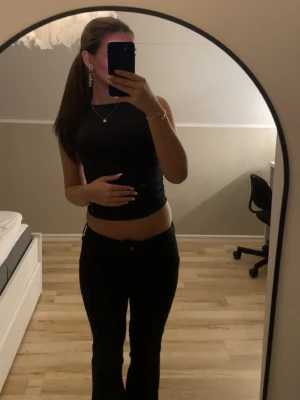 Svart croppad ärmlös topp - Säljer en svart topp från hm. Aldrig använt (spåntan köp).  Dock väldigt snygg och passar till de mesta!!😍 