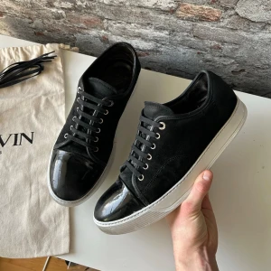 Lanvin Skor - Bra skick, skorna är rätt uttänjda. Nypris ca 5000kr. Storlek 44/Uk10 men sitter en storlek större 45/uk11.  Extra snören medföljer. Självklart äkta - kolla bara recensionerna! Skriv för mer information🤝