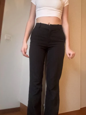 Svarta kostumbyxor - Supersnygga mid/highwaist kostymbyxor!!