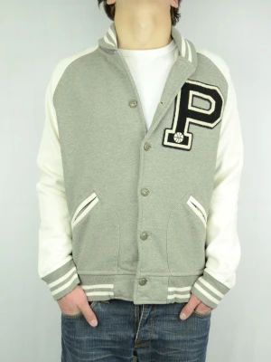 Ralph Lauren collegejacka  - RALPH LAUREN COLLEGE JACKET Storlek : L Passform : Passar M/L Användning : Jackan är i ett fint skick men knappen längst ner saknas Nypris : Cirka 4000SEK Modellen på bilden : 182CM och väger 78KG