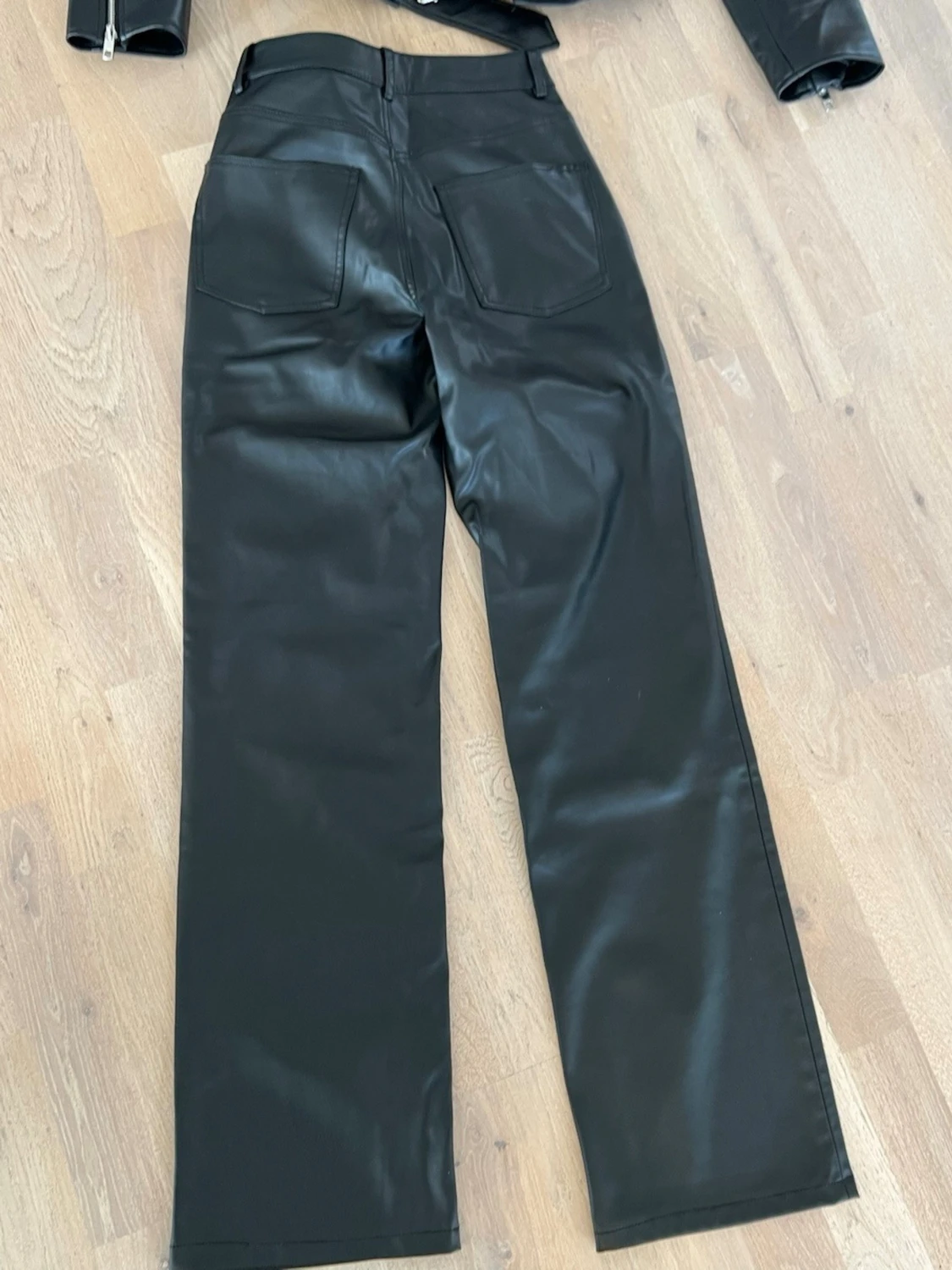 Svart skinnjacka (stl M) med bälte och skinnbyxor (stl 34)från Zara, stl S - 3