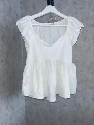 Vit volangblus med v-ringning - Supersöt vit blus med volangärmar och v-ringning. Nästan aldrig använd och perfekt till sommaren💞💞