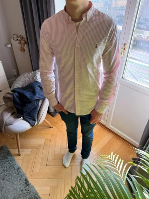 Ralph lauren Skjorta rosa randig slim fit - Säljer en riktigt go ralph lauren skjorta perfekt nu till våren och sommaren nu när det börjar bli varmare. Skjortan är storlek S slim fit och han på bilden är 185 och väger 75 kg. Hör gärna av er vid funderingar mvh Ae💯Skjortan är i väldigt bra skick!
