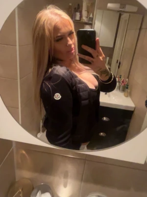 Moncler Cardigan  - Säljer en svart cardigan från Moncler med klassisk logotyp på ärmen. Jackan har en kort och figurnära modell med quiltad design och ribbade muddar. Perfekt för dig som vill ha en trendig och fin jacka under våren.