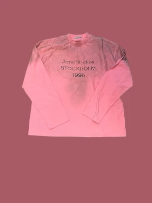 Rosa långärmad Acne Studios t-shirt - Säljer en rosa långärmad t-shirt från Acne Studios, skriv vid intresse.