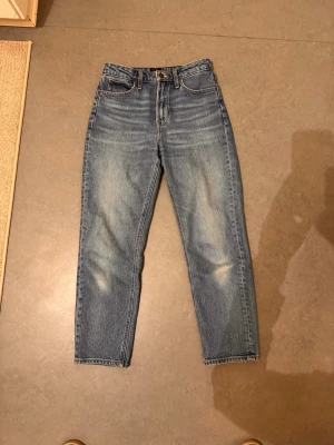 Lee mom jeans - Säljer mina favoritjeans då de blivit för små. Superfina på. Är rak modell, mom jeans. Har mycket kvar att ge! Storlek W25 L31. Modellen heter Carol. De har hög midja.