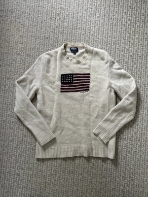 Beige stickad tröja Woolrich - Tja! Säljer denna riktigt snygga tröja ifrån Woolrich | Storlek M | Hör av er vid minsta lilla fundering 🙌