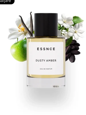 ESSNCE Dusty Amber Eau de Parfum - ESSNCE Dusty Amber Eau de Parfum kommer i en stilren, genomskinlig glasflaska med svart lock. Doften har inslag av vanilj, grönt äpple, blommor och amber. Flaskan har en minimalistisk vit etikett med svart text och känns modern och fräsch.. Knappt använd!!!Nypris:350kr mitt pris 300kr