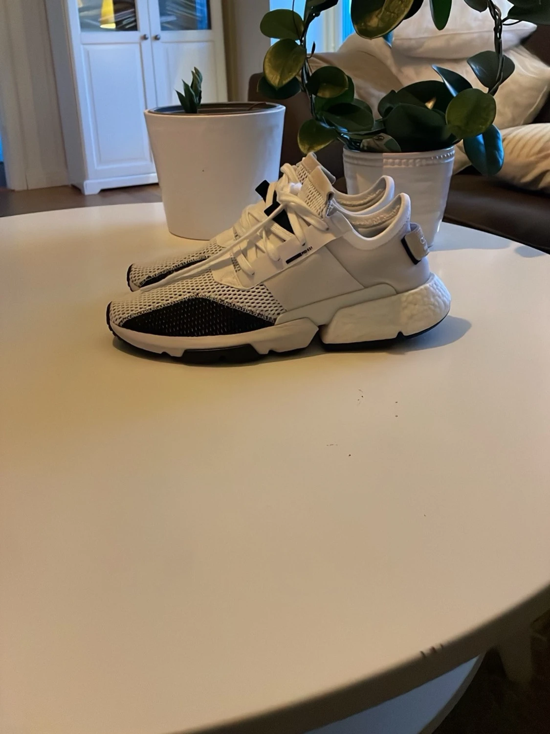 Vita och svarta Adidas sneakers - 1