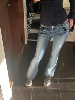 Blå bootcut jeans - Säljer ett par blå bootcut jeans från gina som inte kommer till användning ❤️ dom är lite korta på mig så de har används endast 2 gånger❤️