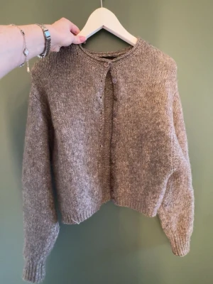 Brun kofta  - Super fin brun kofta ifrån bikbok! Den är helt ny, bara att jag har tagit bort prislappen🥰 storlek xs men passar xs-s