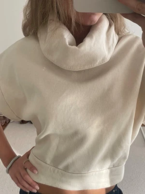 Trekvartsärmad tröja med polo krage  - Super fin tröja i ny skick😻