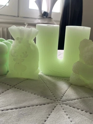 Ljusa dekorativa ljus i olika former - Säljer flera ljusa dekorljus i olika former, bland annat ett ljus format som bokstaven U, ett med renmotiv och ett bubbligt ljus. Alla är i en ljusgrön nyans och har unika former som passar som cool inredningsdetalj.
