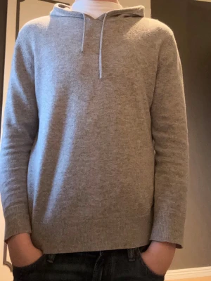 Stickad tröja  - Stickad hoodie ifrån Sayless i kashmir. Fint skick men lite nopprig, men går enkelt att ta bort med en ullkam. Storlek XS. Tveka inte på att höra av er!✌🏻🙌