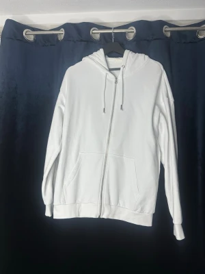 Vit zip hoodie  - En vit zip hoddie från pier one i storlek S men är stor i storleken så är nästan en M. En helt oanvänd tröja och säljes då den är för stor.