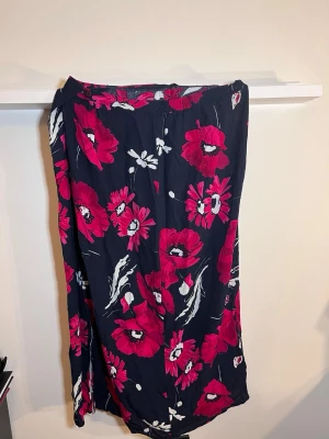 Blommig långkjol   -  Hittar ingen storlek men skulle tippa på M / L 