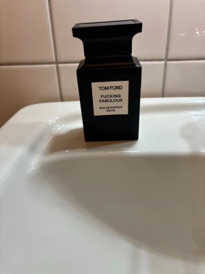 Tom Ford fucking faboulous - Säljer denna parfym som luktar sjukt gott för ett väldigt rimligt pris. Parfymen har används max 10 spray så den är så gott som ny. Ifall något inte skulle stämma får du pengarna tillbaka vid köp🤗. Flaskan är 100ml(kostar runt 4000 ny).