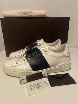 Valentino - Säljer dessa fetta valentinos för vill ha andra skor / snabb leverans