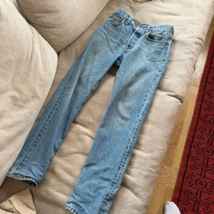 Levi's ljusblå raka jeans 501 or - Säljer nu mina Levis 501 or på grund av att dom är för små och bara varit i garderoben. Inte använda mycket. Storlek W24 och L30 riktigt snygga och sköna jeans