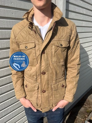 Morris jacka - Tja! Säljer nu denna sjukt snygga jacka från Morris. Skick 8/10 använd men utan några större synliga defekter. Modellen är 182 men passar allt mellan 172-183. Hör av er vid frågor!