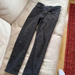Svarta Levi's raka jeans 501 or - Säljer ett par svarta jeans från Levis 501 or. Säljes pågrund av att dom är för små för o har mest haft dom i garderoben då jag hade dom när jag var mindre. Liten röd fläck på vänster framsida men går säkert att få bort om man vill. Storlek w24 l28 . Priset är inte hugget i sten