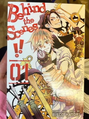 Behind the Scenes!! Volym 1 Manga - Säljer manga Behind the Scenes!! Volym 1 av Bisco Hatori, skaparen av Ouran High School Host Club. 
